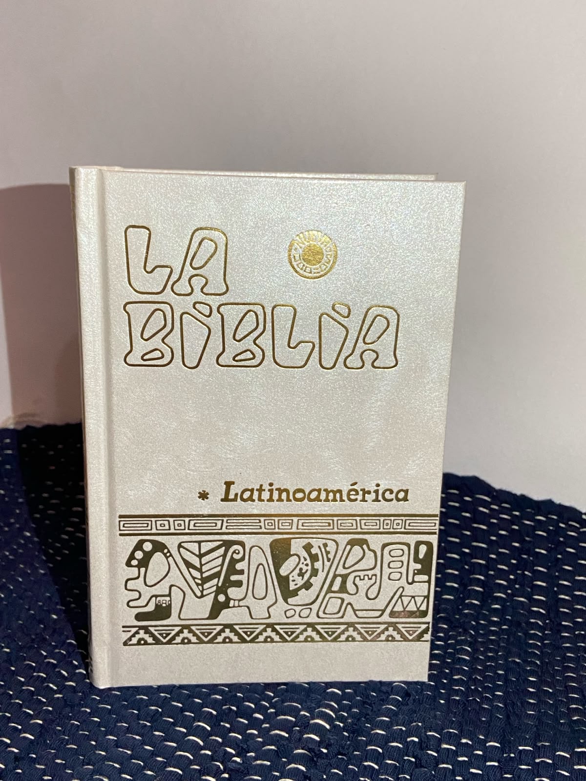 Biblia nacarina blanca tapa dura pequeña