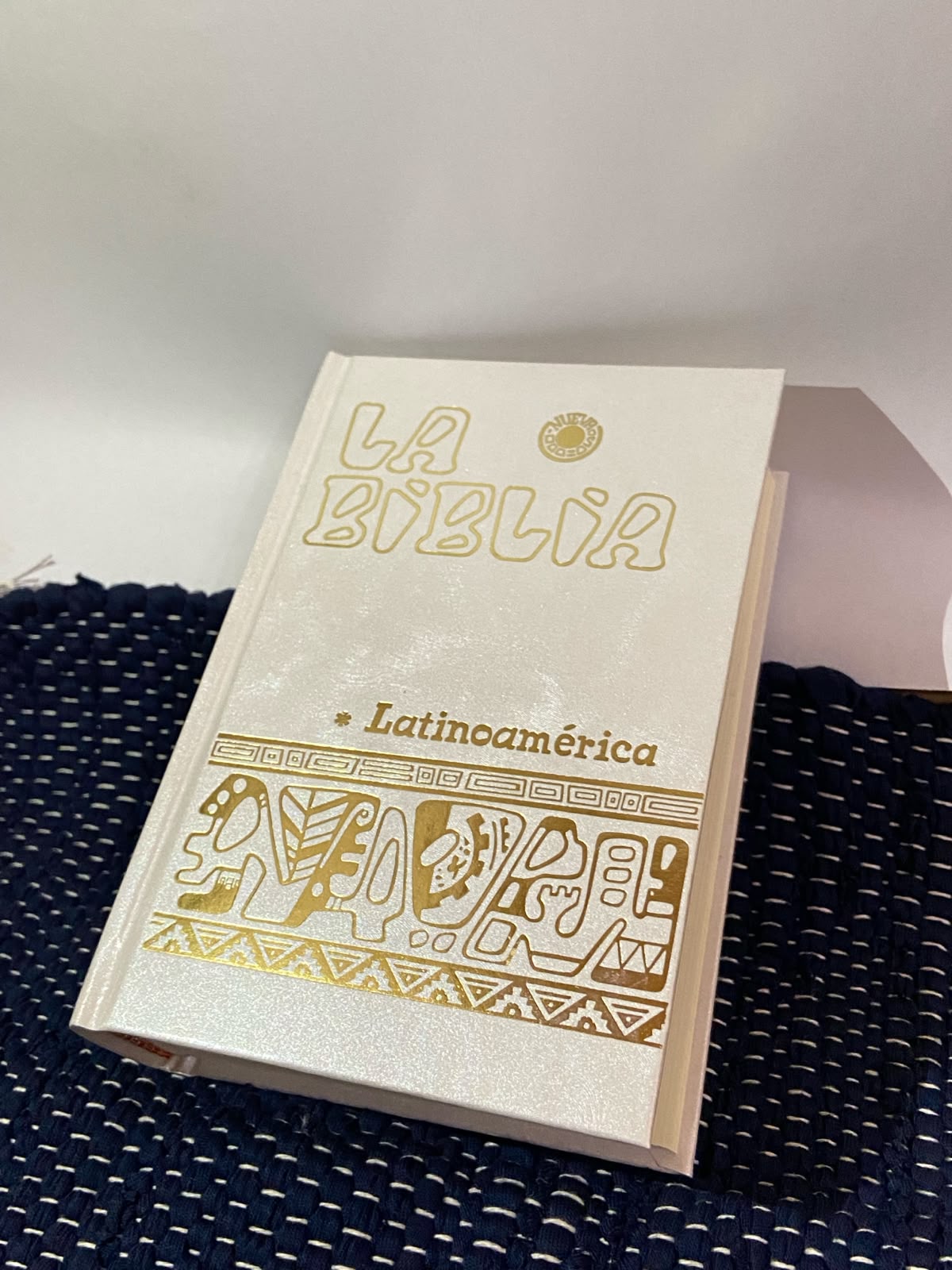 Biblia nacarina blanca tapa dura pequeña