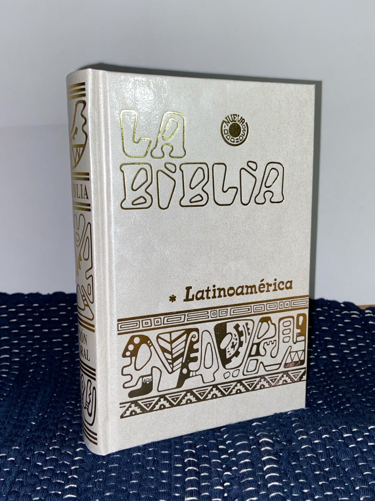 Biblia nacarina blanca tapa dura pequeña